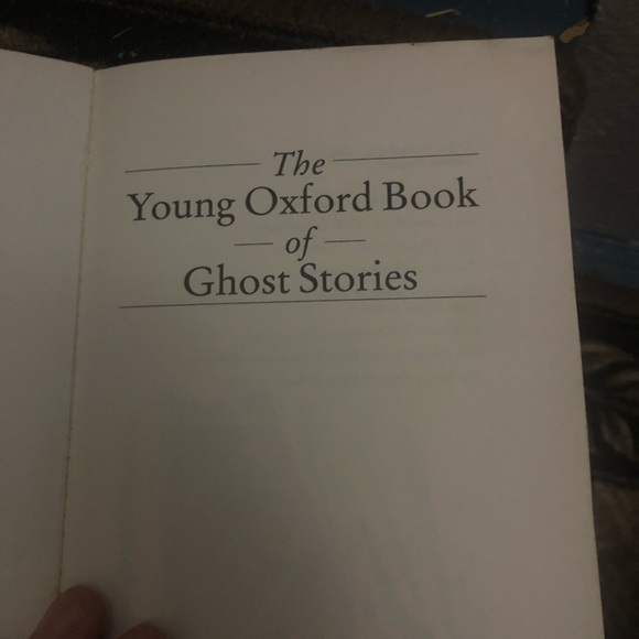 The Young Oxford Book of Ghost Stories paperback, good shape - Picture 3 of 10